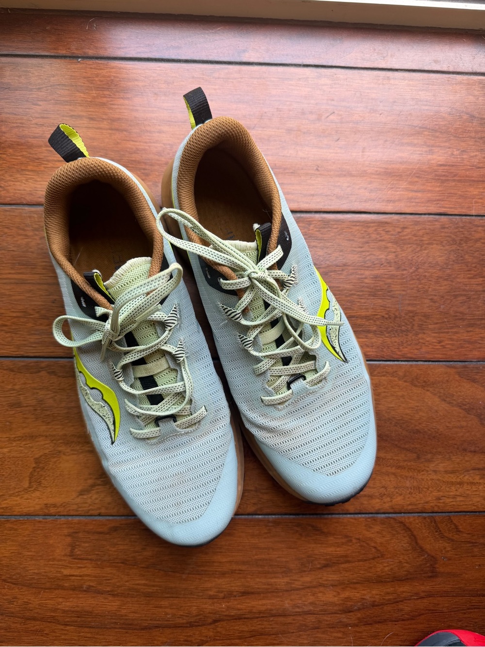 Saucony Peregrine 13 Women’s Athletic Sneakers with Yellow Accent. Size 11.